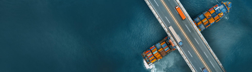 Fröhlicher Händler in seinem Lager voller Reifen