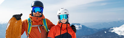 Zwei glückliche, Snowboard fahrende Menschen